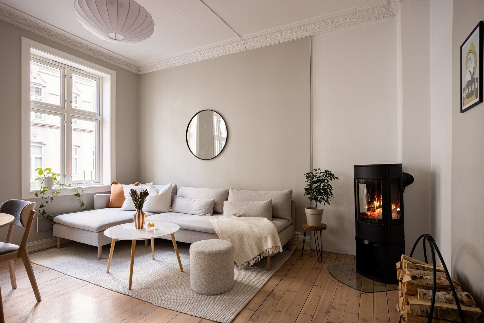 Vedovnen i stuen gjør det ekstra lunt og koselig nå som høsten er her. Originale tregulv går igjen i alle rom. Galleribilde