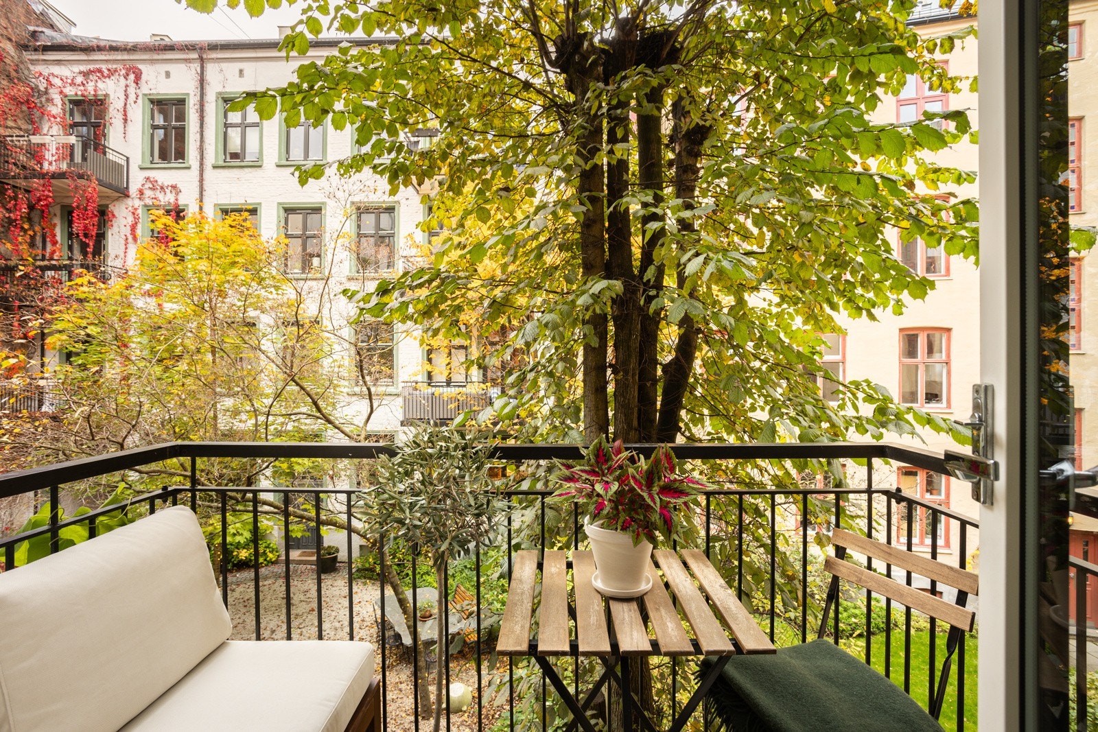 Dette er en kjempefin 3-roms med balkong og vedovn, klassiske elementer og prisvinnende bakgård. Galleribilde