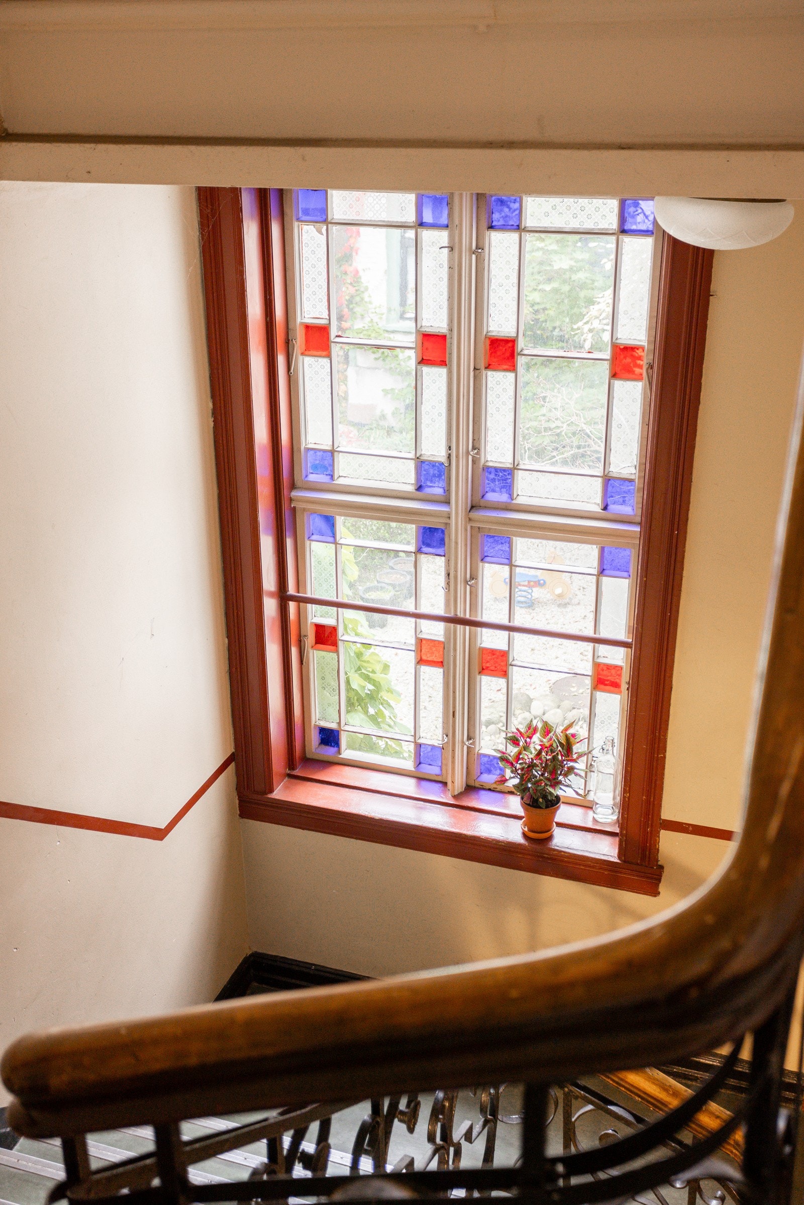 Leiligheten disponerer tre boder. En på loftet, en i kjeller og en bod rett utenfor i denne vaktre trappeoppgangen. Den boden deles med naboen. Galleribilde