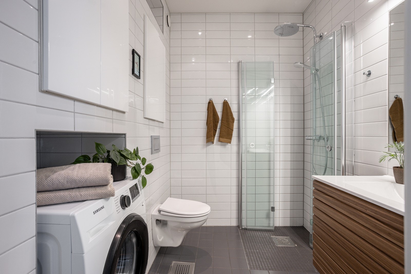 Lekkert baderom med tidløst flisvalg og moderne innrending. Galleribilde