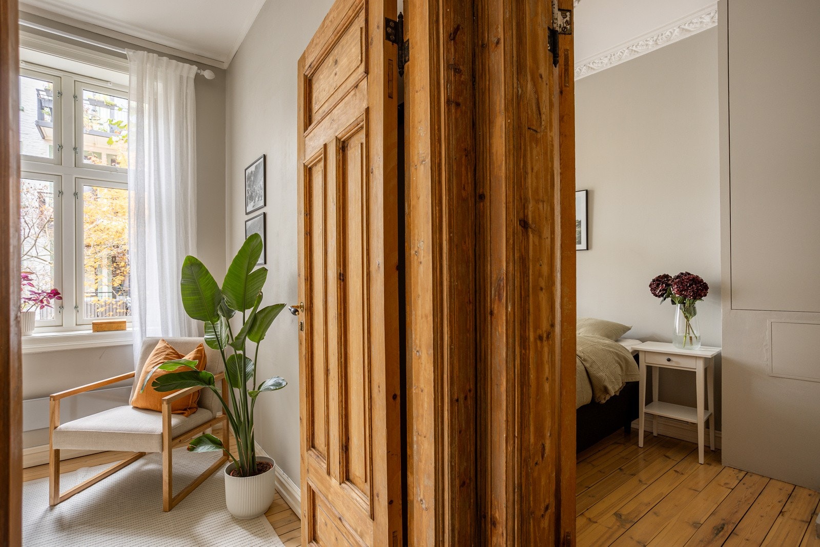 Vegg-i-vegg med hovedsoverommet ligger leilighetens andre soverom. Galleribilde