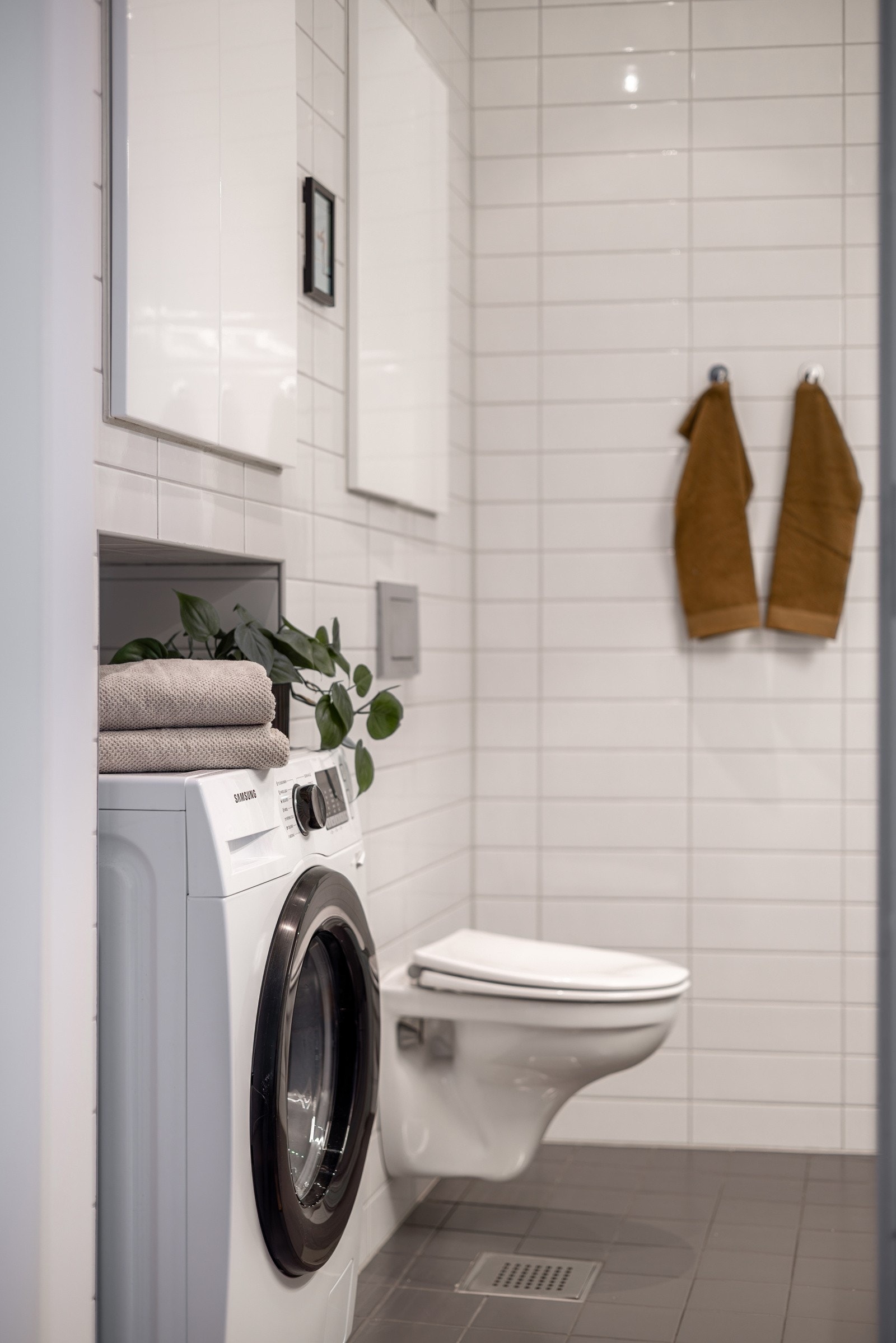 Badet har tidløst flisvalg og varmekabler på gulvet. Galleribilde