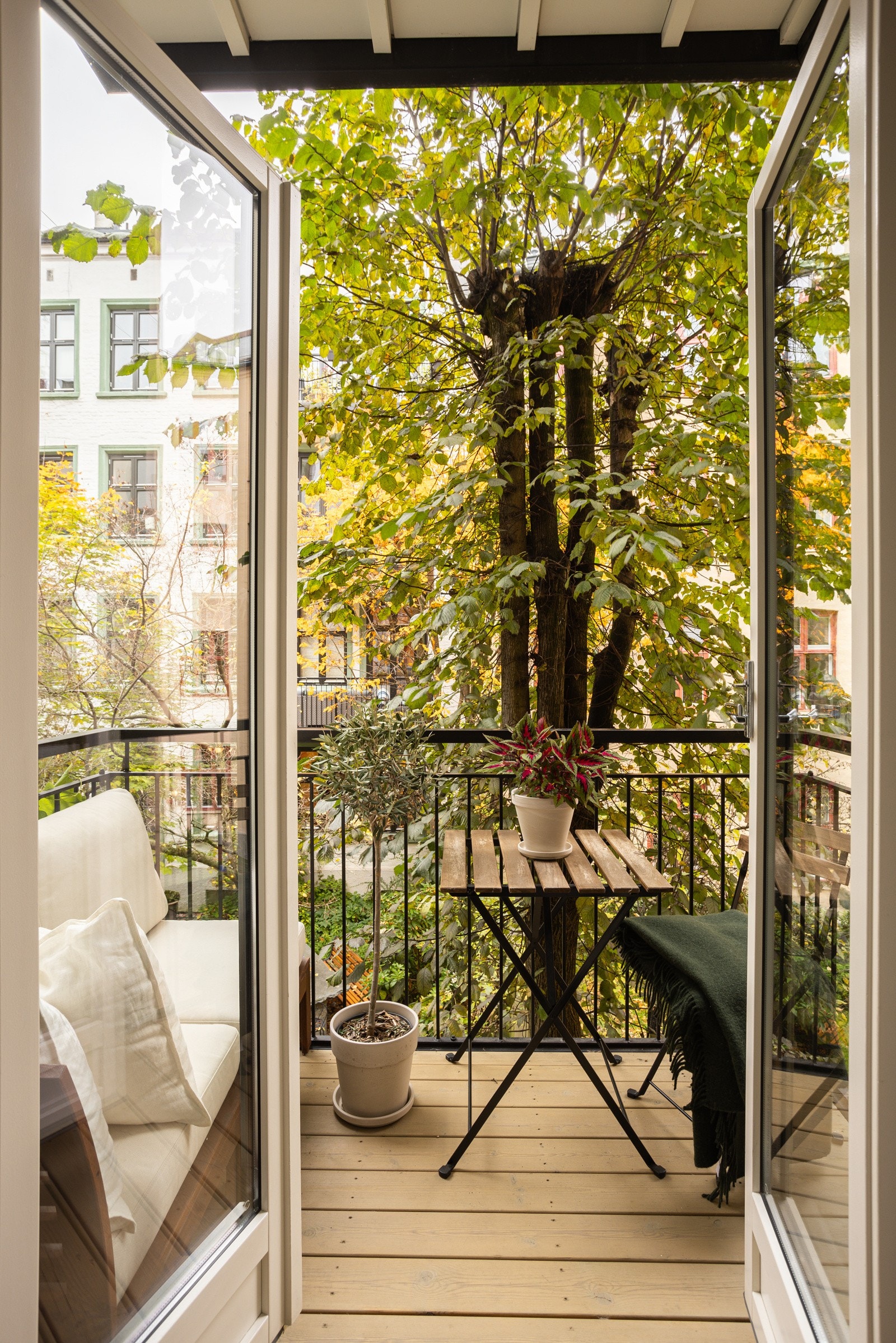 Leiligheten har en veldig hyggelig balkong som vender ut mot et enda hyggelige gårdsrom. Galleribilde