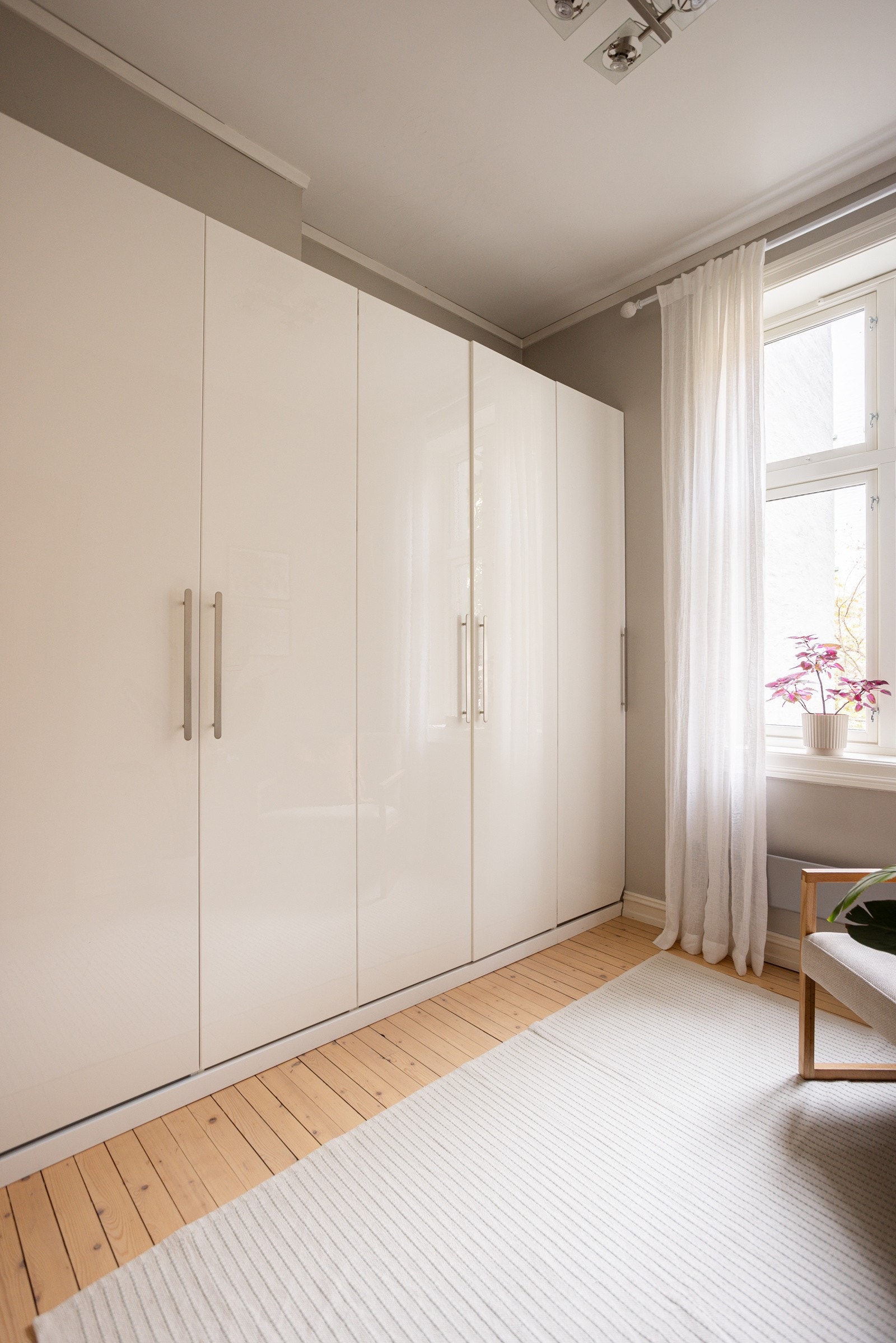 Tar man vekk deler av det romslige garderobeskapet er det plass til å sette inn en dobbeltseng også på dette soverommet. Galleribilde