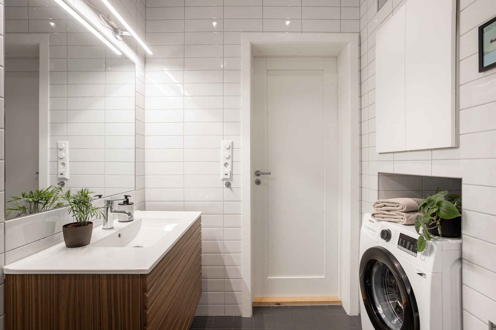 Badet er fra 2009. Badet er romslig med smart innbygget skap og god plass til vaskemaskin. Galleribilde