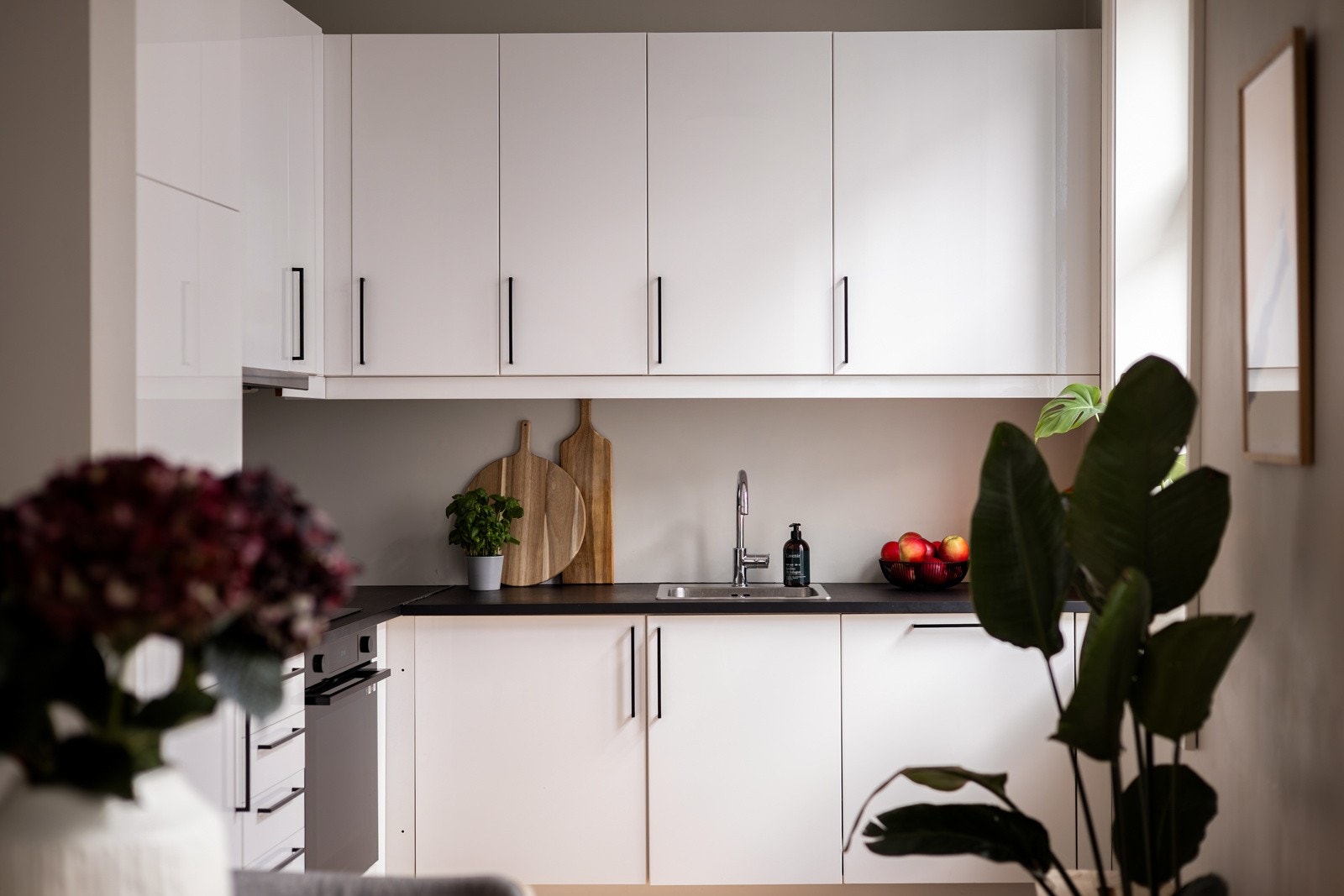 De integrerte hvitevarene på kjøkkenet medfølger salget. Galleribilde