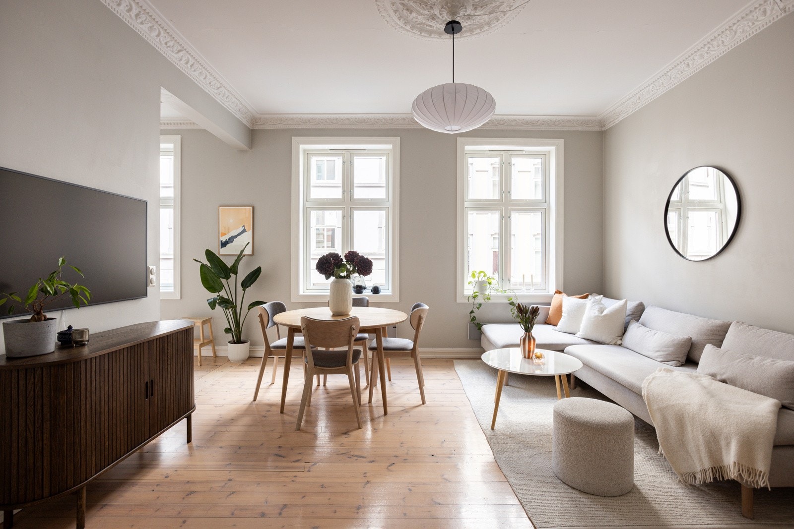 Leiligheten ligger i 2. etasje og har en gjennomgående planløsning som slipper lyset inn. Galleribilde