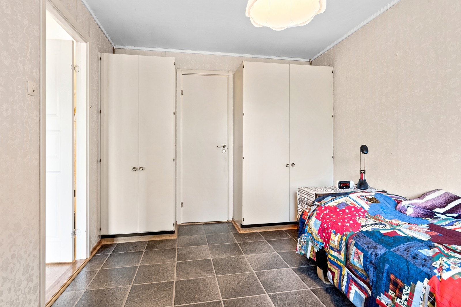 På hovedsoverommet er det god plass til garderobeskap. Du har i tillegg walk-in garderobe Galleribilde