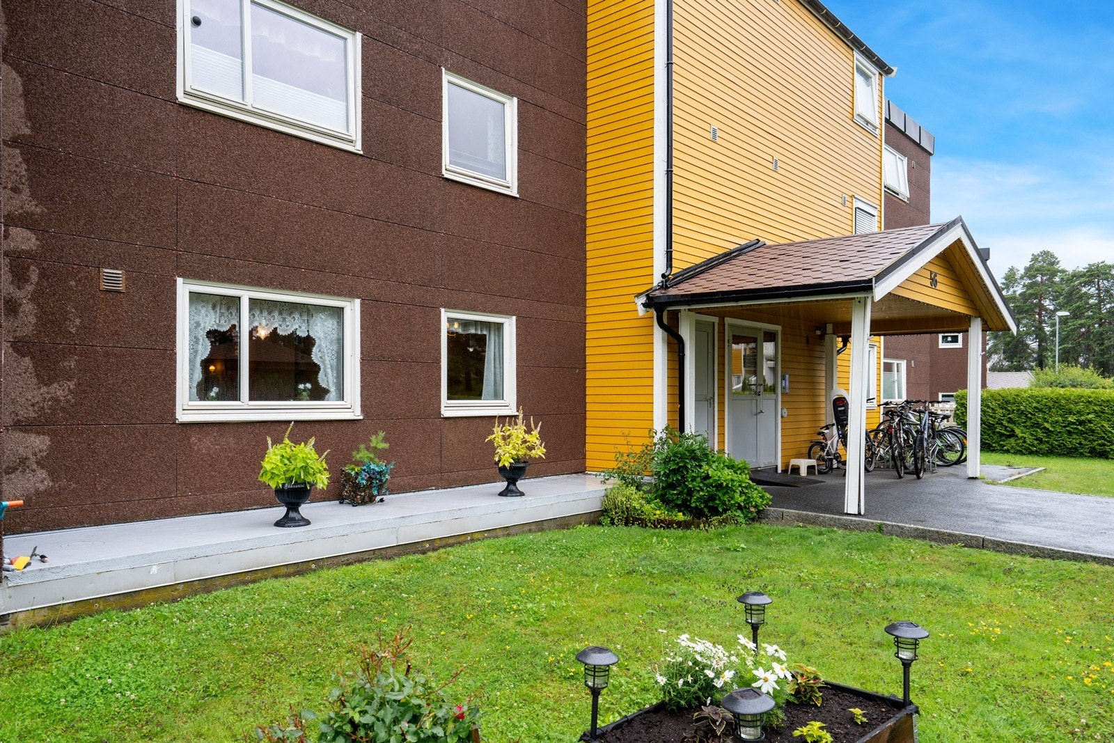 Leiligheten ligger i 1.etasje med enkel og trappefri adkomst Galleribilde