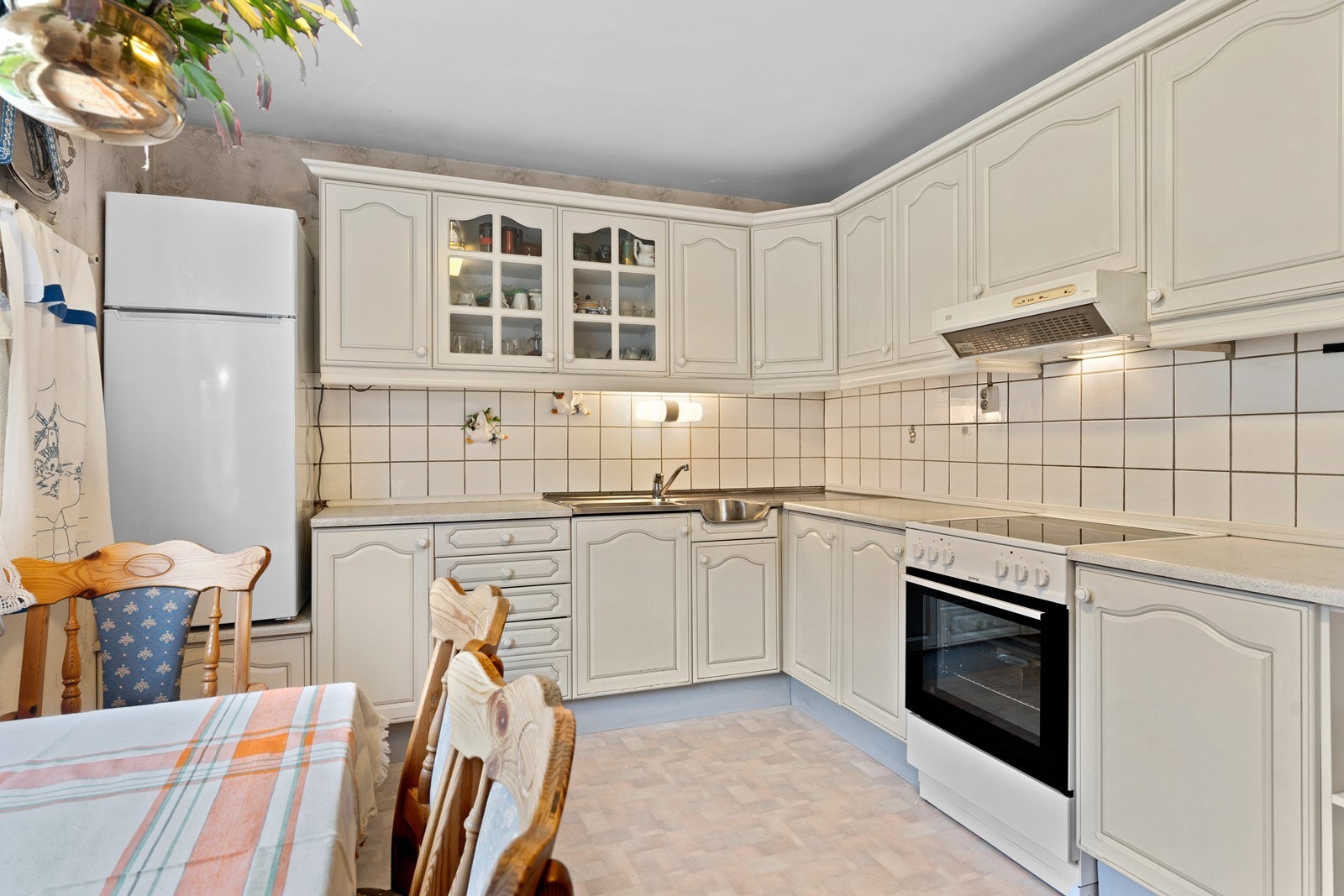 Kjøkkenet har profilerte fronter og laminat benkeplate. Frittstående komfyr og kjøl/fryseskap Galleribilde