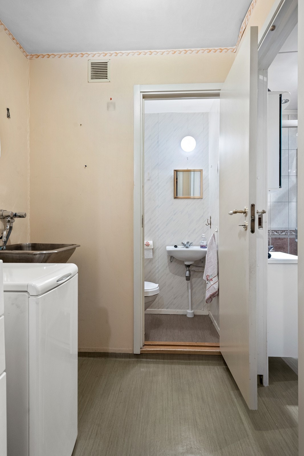 Eget toalettrom med gulvfestet toalett og servant Galleribilde