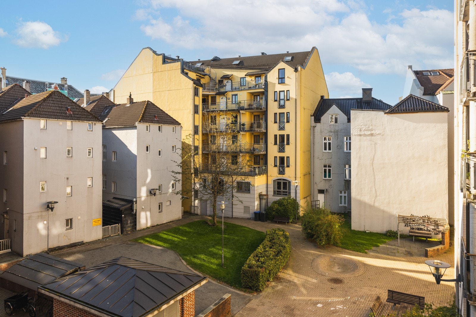 Sjarmerende sentrums-bakgård med delvis grøntareal. Galleribilde