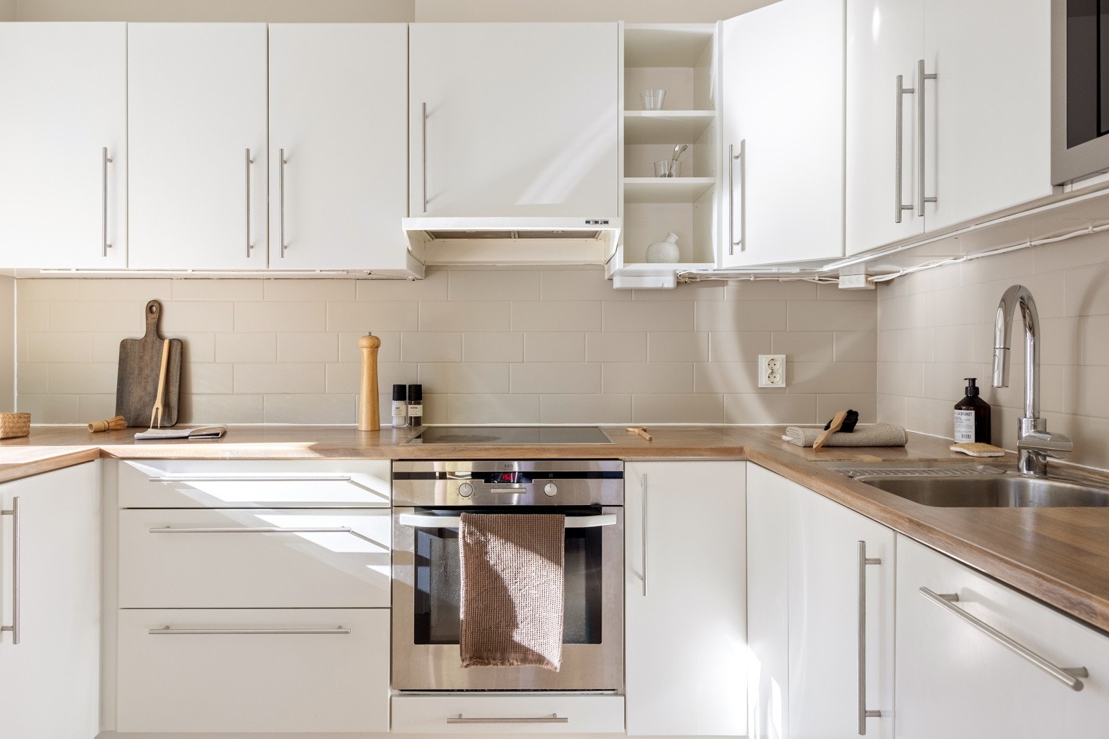 Kjøkkenet måler 5.7 kvm og er svært godt løst med tanke på arbeids - og oppbevaringsplass. Galleribilde