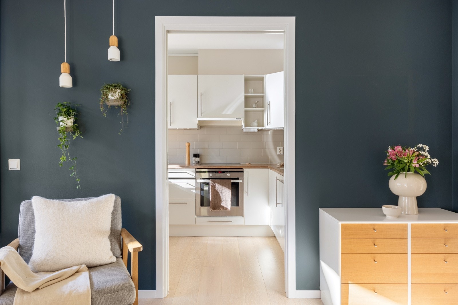 Kjøkkenet ligger tilbaketrukket fra stuen. Det er også mulig å dele av med skyvedør. Galleribilde