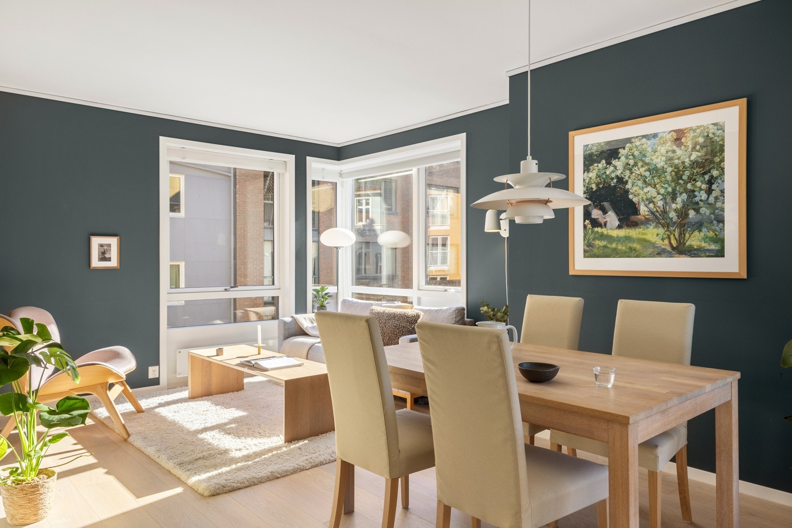 Stuen måler 26 kvm, og er naturlig inndelt i spisegruppe og sofakrok. Galleribilde