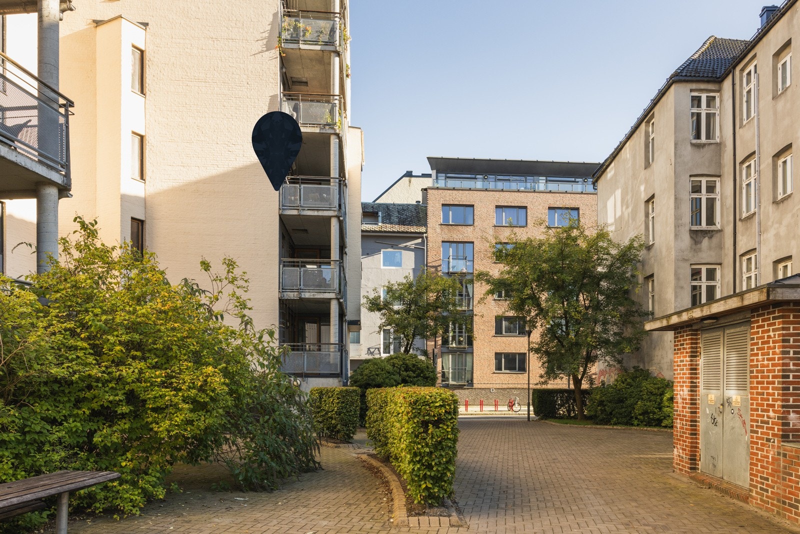 Her er leilighetens balkong markert. Det er også montert varmelampe noe som forlenger utesesongen. Galleribilde