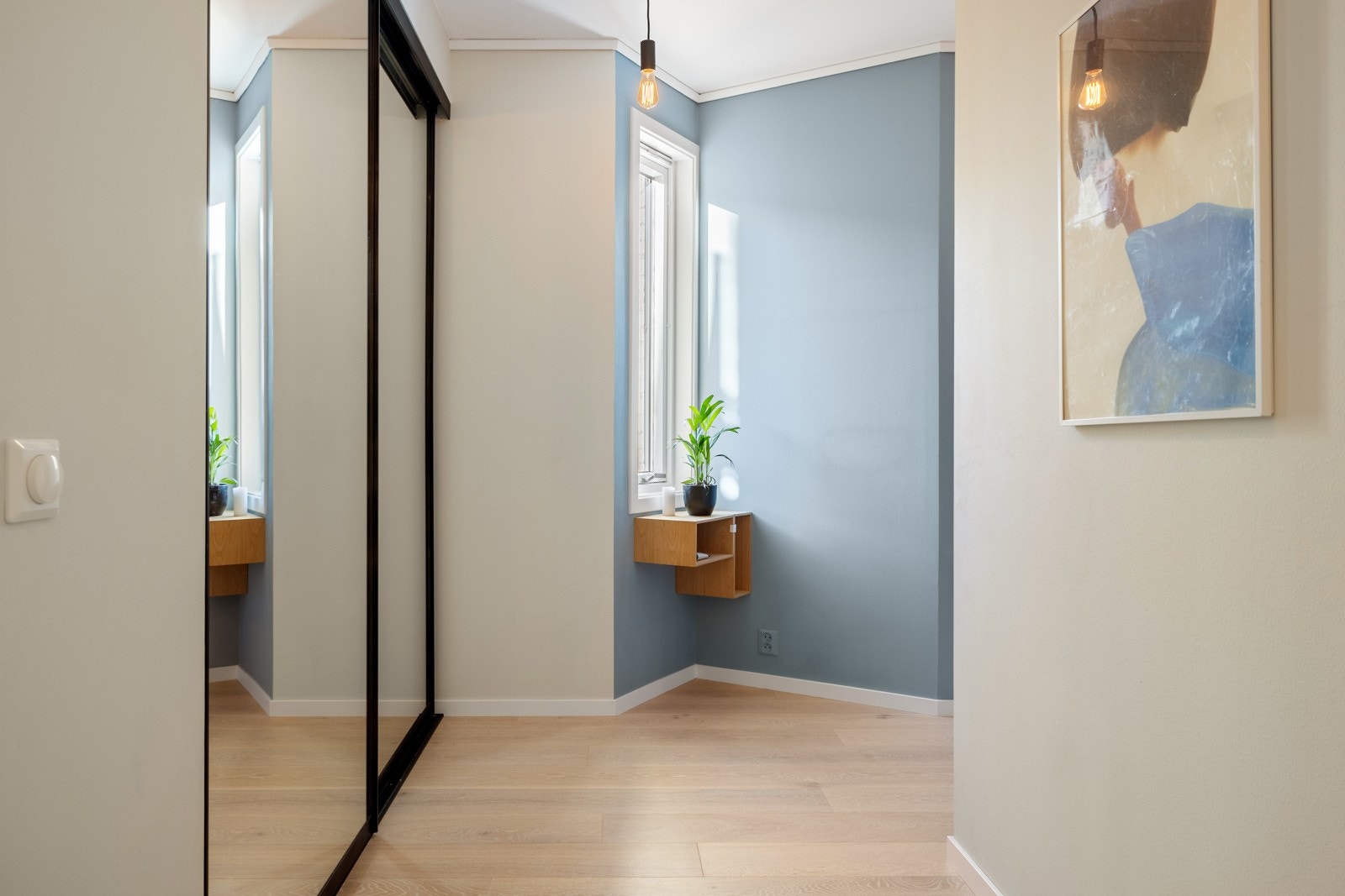 Det er god plass til oppbevaring i innebygget skyvedørsgarderobe med speildører. Galleribilde