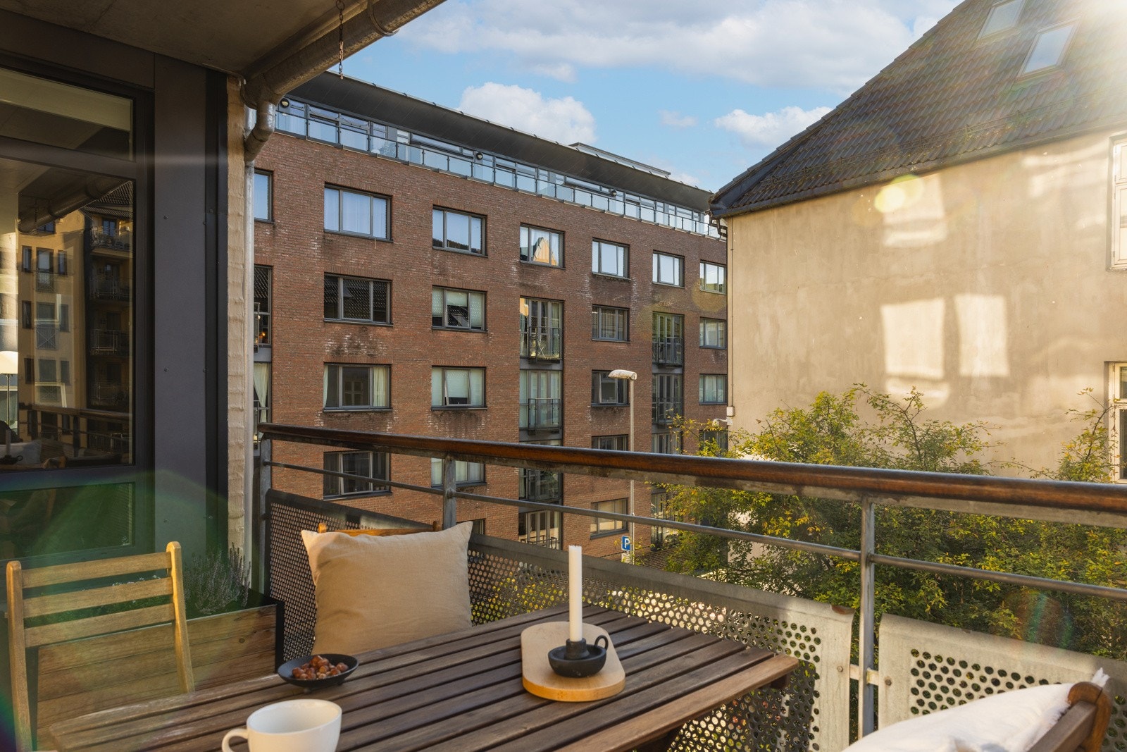 Selger opplyser om sol fra omtrent kl. 13 til kl. 20.30 på sommerstid. Her sitter man lunt og skjermet. Galleribilde