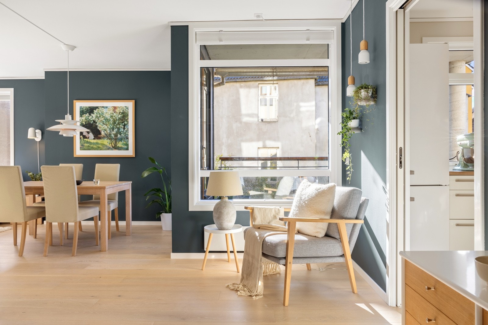 Leiligheten fremstår svært gjennomført med moderne materialvalg og lune fargetoner. Galleribilde