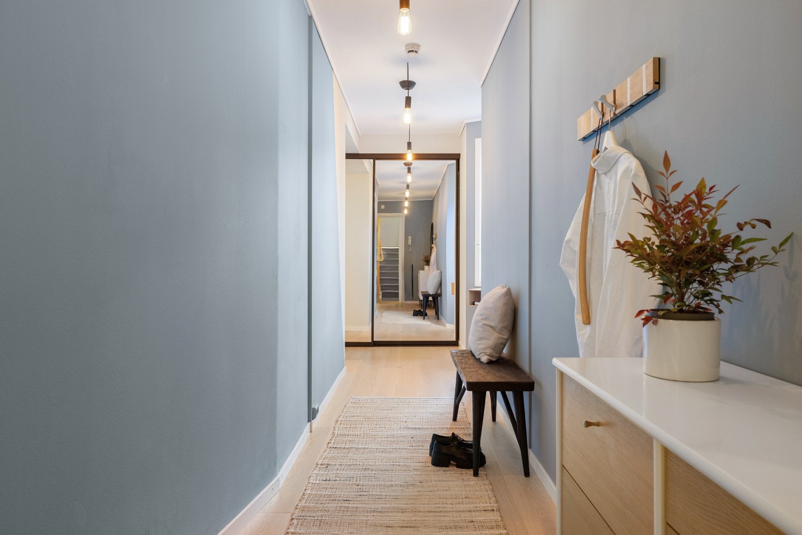 Velkommen inn! Man tar heisen opp til tredje etasje og kommer inn i en lys og romslig entré. Galleribilde