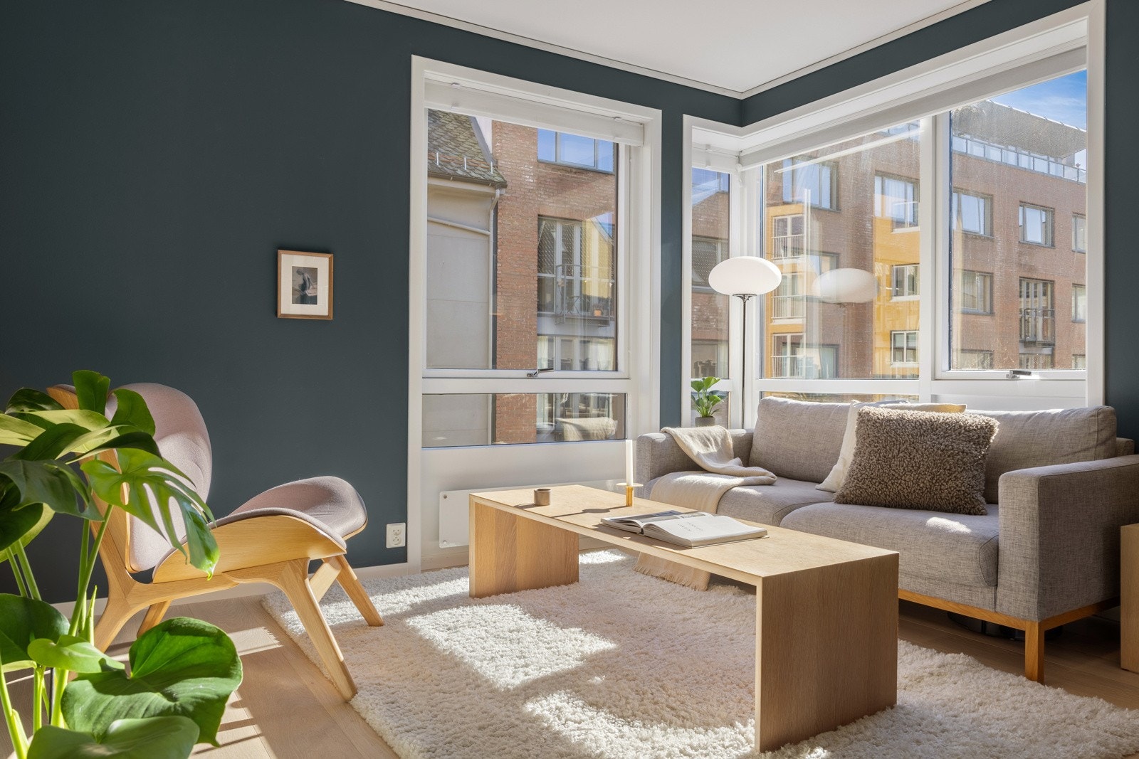 Velkommen til en lys og gjennomført hjørneleilighet med svært attraktiv beliggenhet. Galleribilde