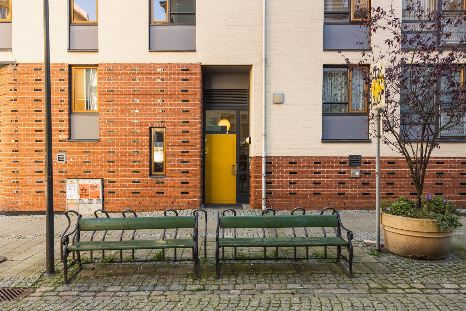 Inngangsdør. Bygget ble oppført i 1999 og er dermed nesten som nybygg å regne i sentrumssammenheng. Galleribilde