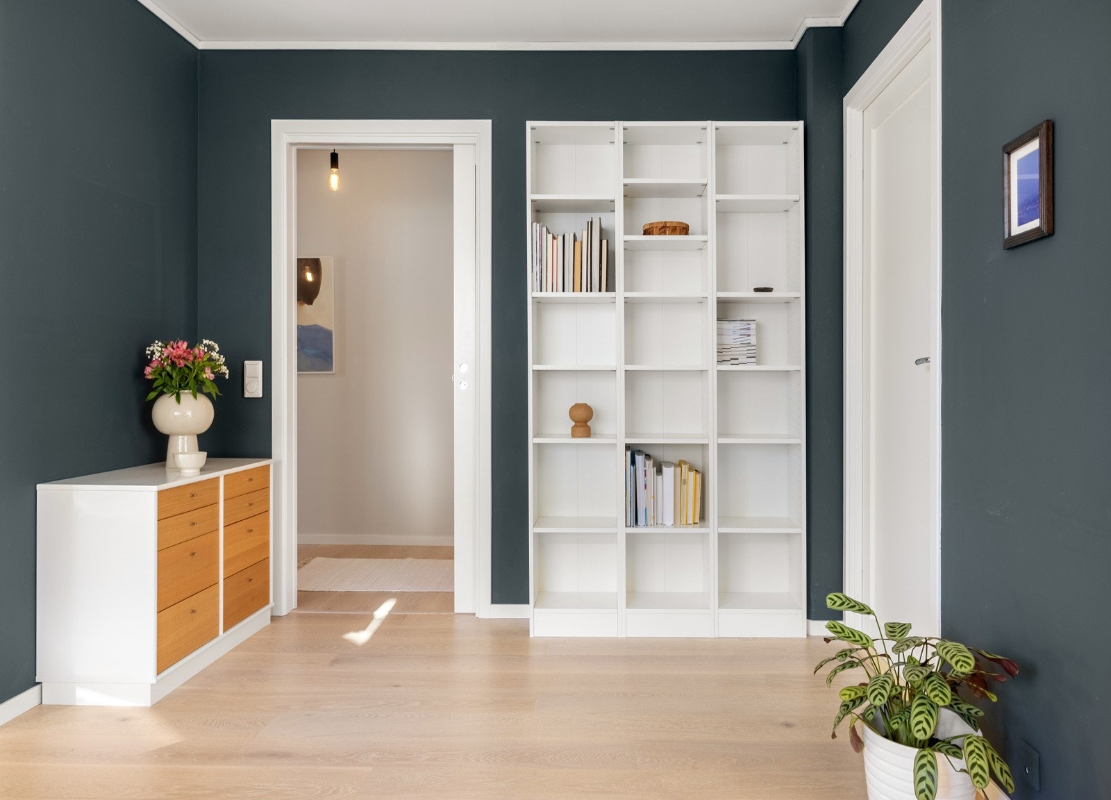 Hovedsoverom og bad ligger i gangen utenfor stuen. Også her kan man dele av med skyvedør. Galleribilde