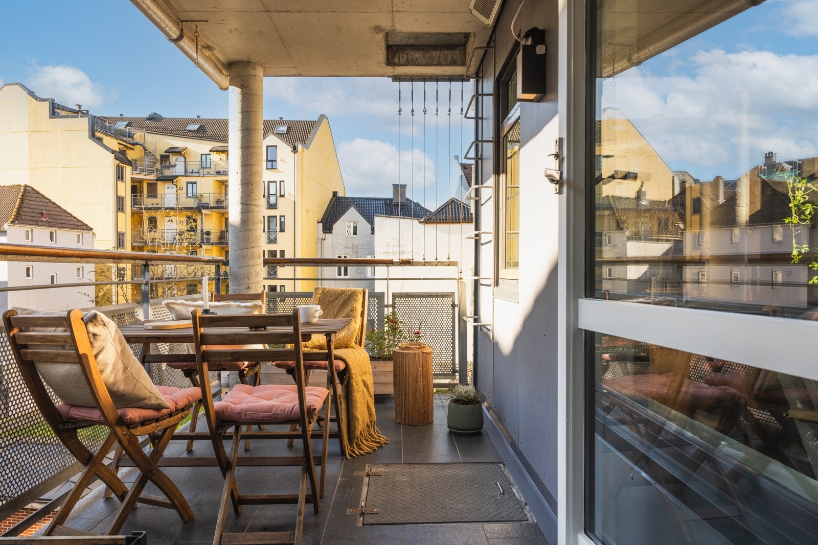 Fra stuen har man utgang til en overbygget og solrik balkong på hele 8 kvm. Galleribilde