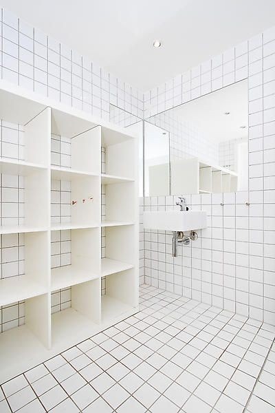 Romslig bad med opplegg for vaskemaskin Galleribilde