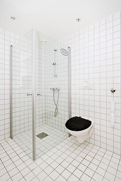 Flislagt bad med downlights i tak. Galleribilde