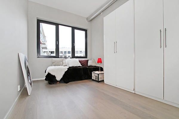 Stort soverom med plass til dobbeltseng opg garderobeskap. Vender ut mot rolig bakgård. Galleribilde