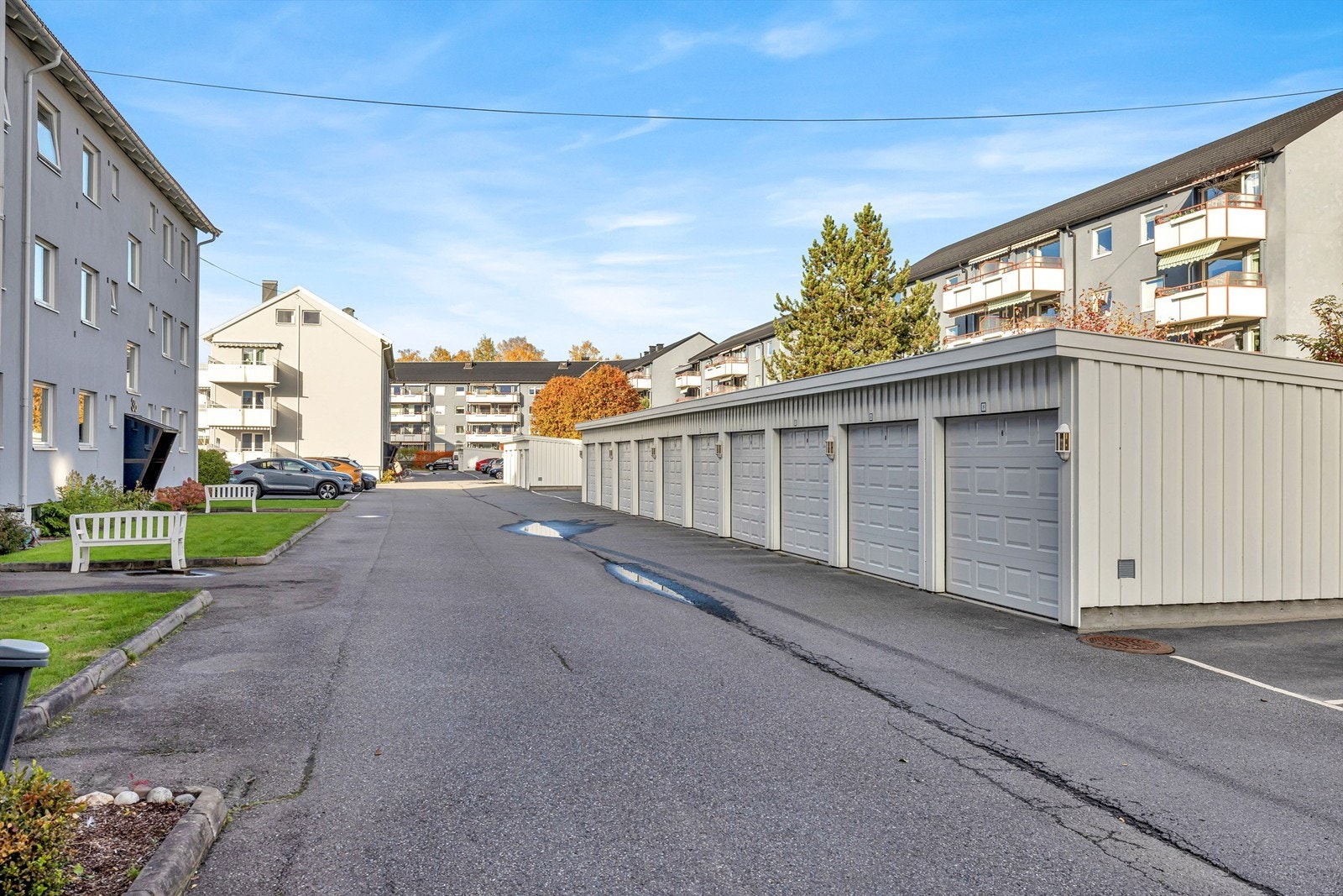 Mulighet for parkering i garasjerekker, søknad sendes til styret. Galleribilde