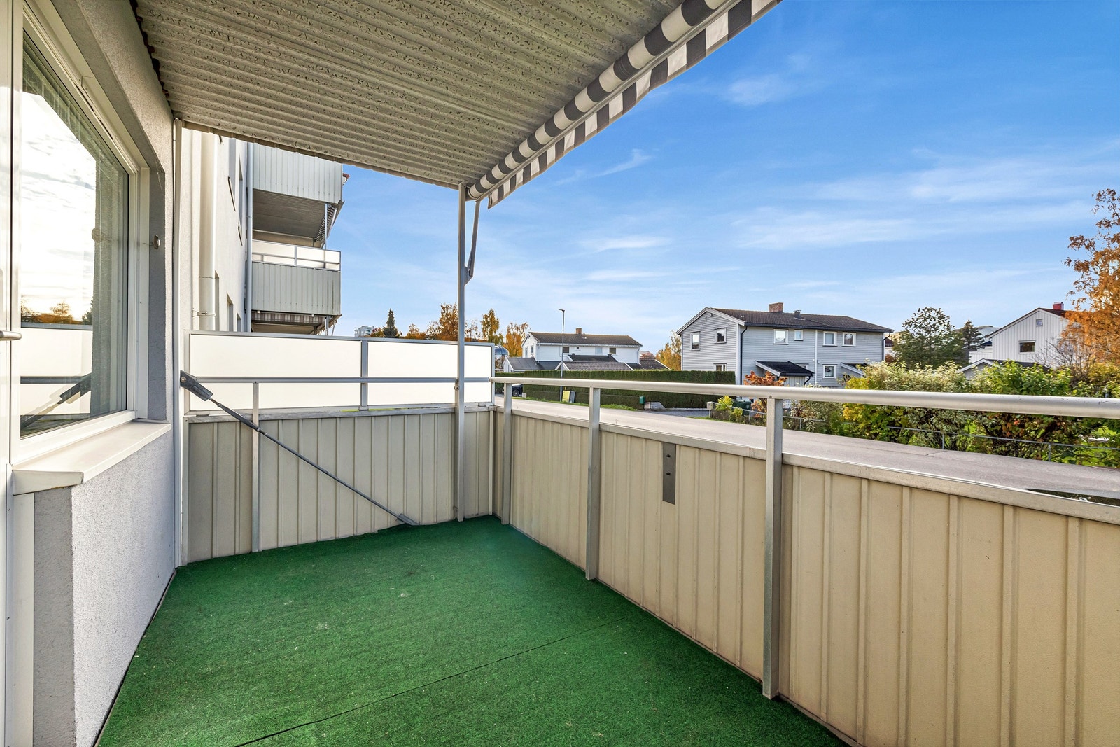 Flott vestvendt balkong med markise, med god plass til sittegruppe Galleribilde