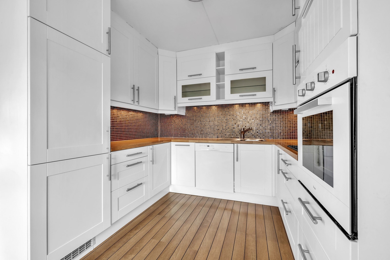 Innredning er av profilerte hvite fronter, rikelig med skap- og benkeplass Galleribilde