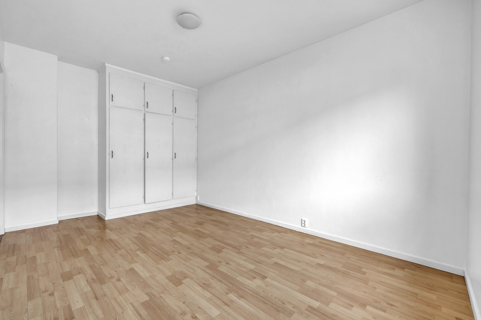 Soverom 1 med god plass til garderobeløsning Galleribilde