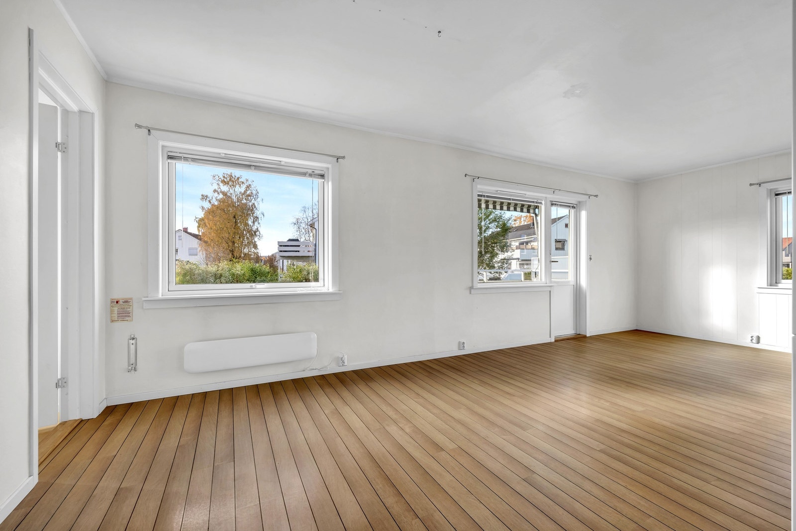 Åpen stue- spisestueløsning med utgang til en vestvendt balkong på ca 7 kvm Galleribilde