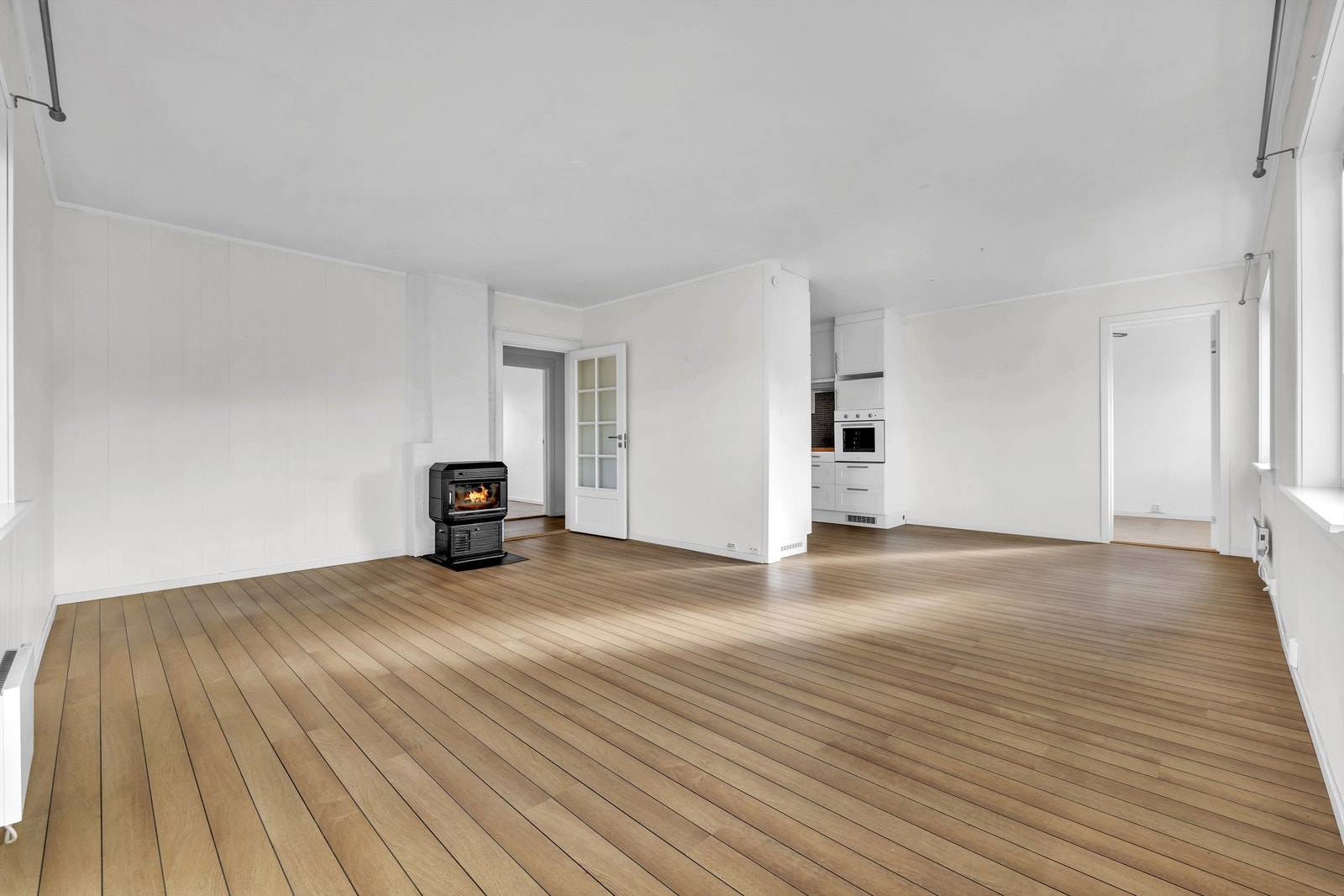 Stuen er av god størrelse med en praktisk peisovn på vinterstid Galleribilde