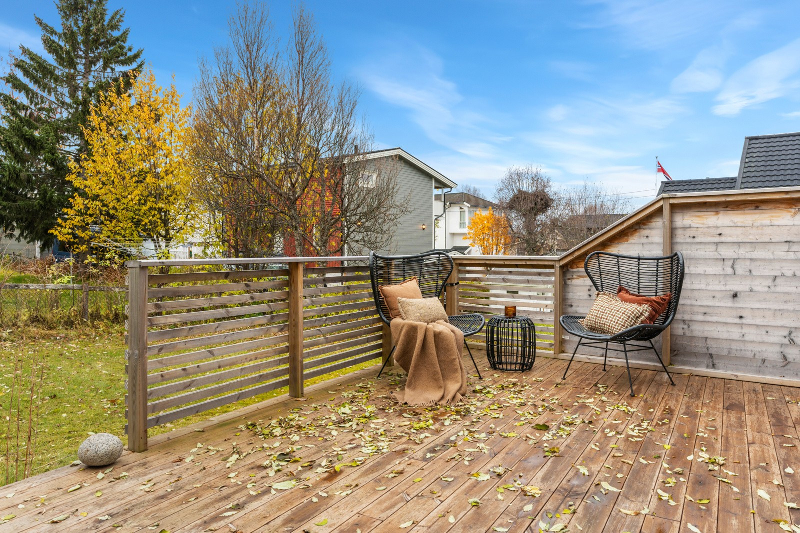 Større enebolig med flotte utomhusarealer og romslig terrasse i Tromsdalen.