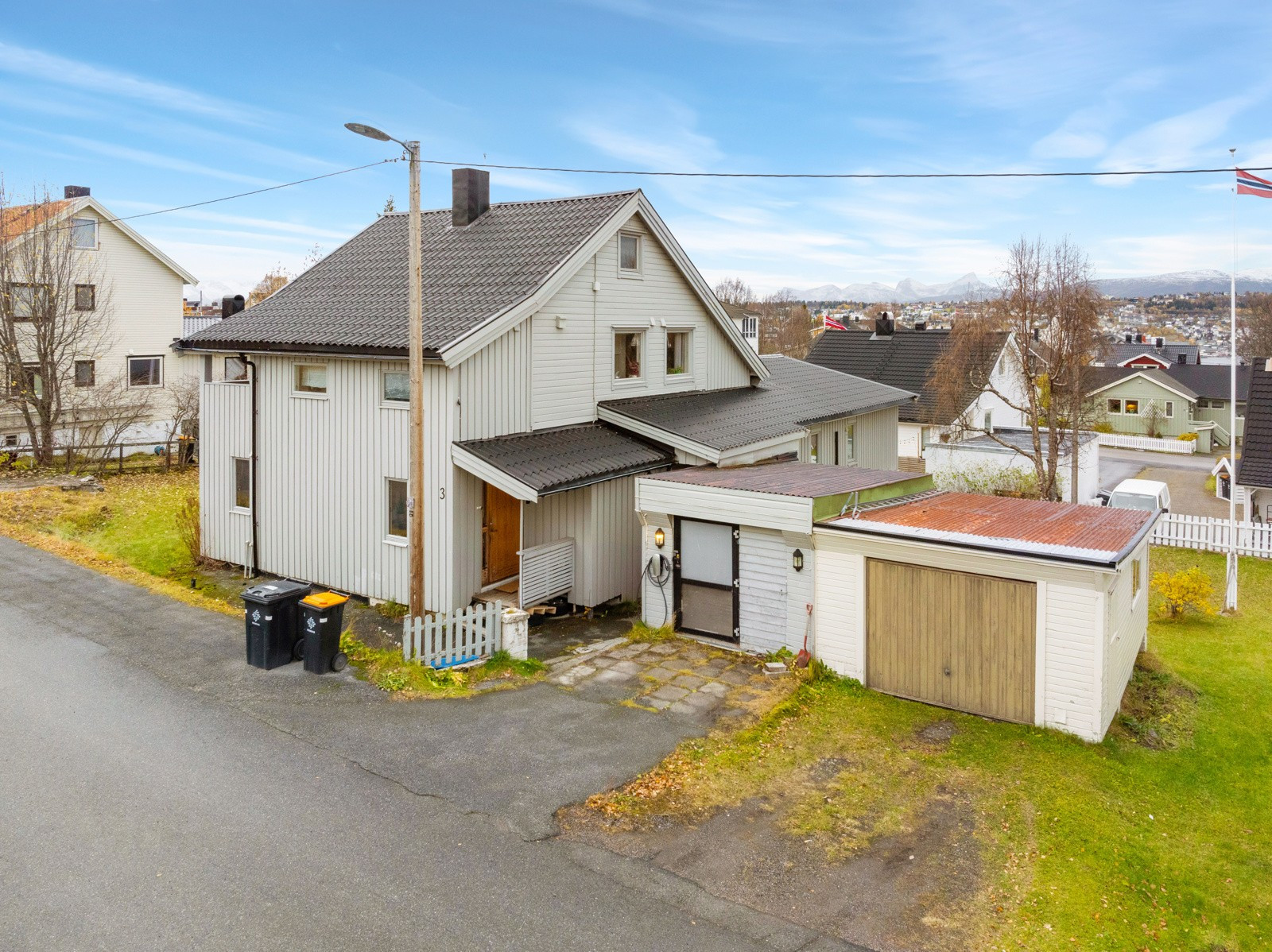 Eneboligen er beliggende i en sentral og etterspurt gate i Tromsdalen. Kort vei til det meste av Tromsdalens fasiliteter.