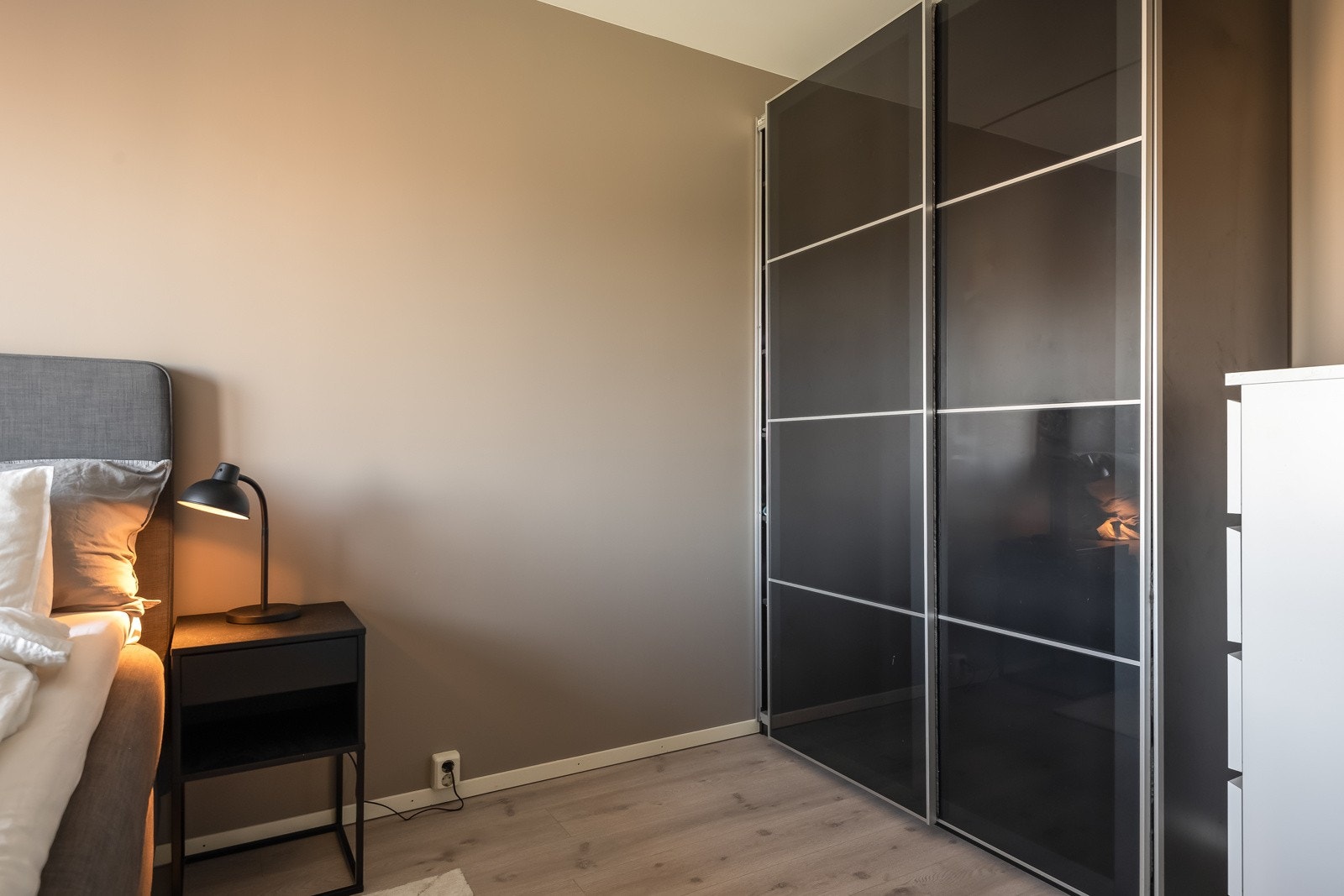 Plass til både dobbeltseng og stor skyvedørsgarderobe med gode oppbevaringsmuligheter. Galleribilde