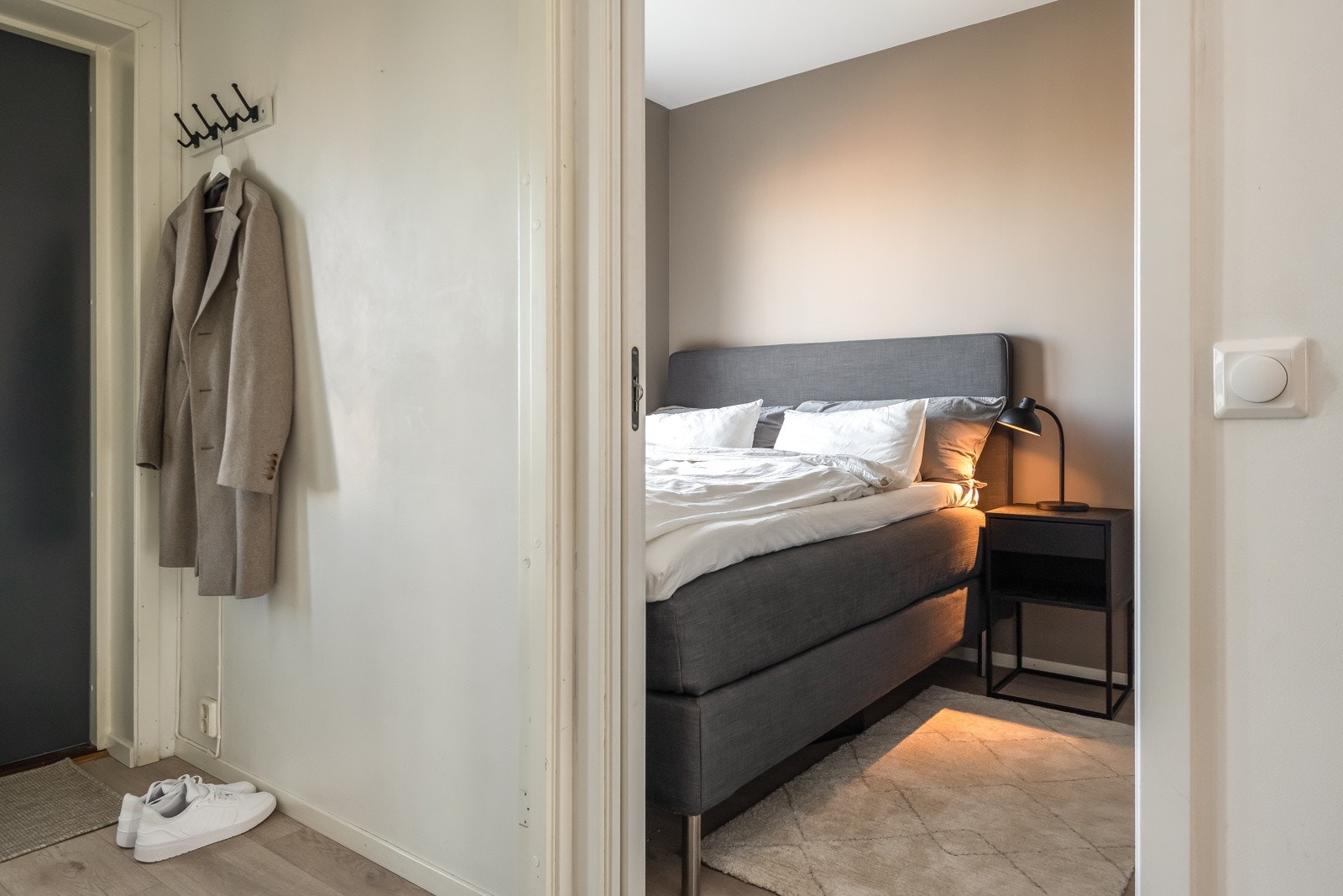 Soverommet ligger med tilknytning til gangen og rett til venstre i det man kommer inn i leiligheten. Galleribilde