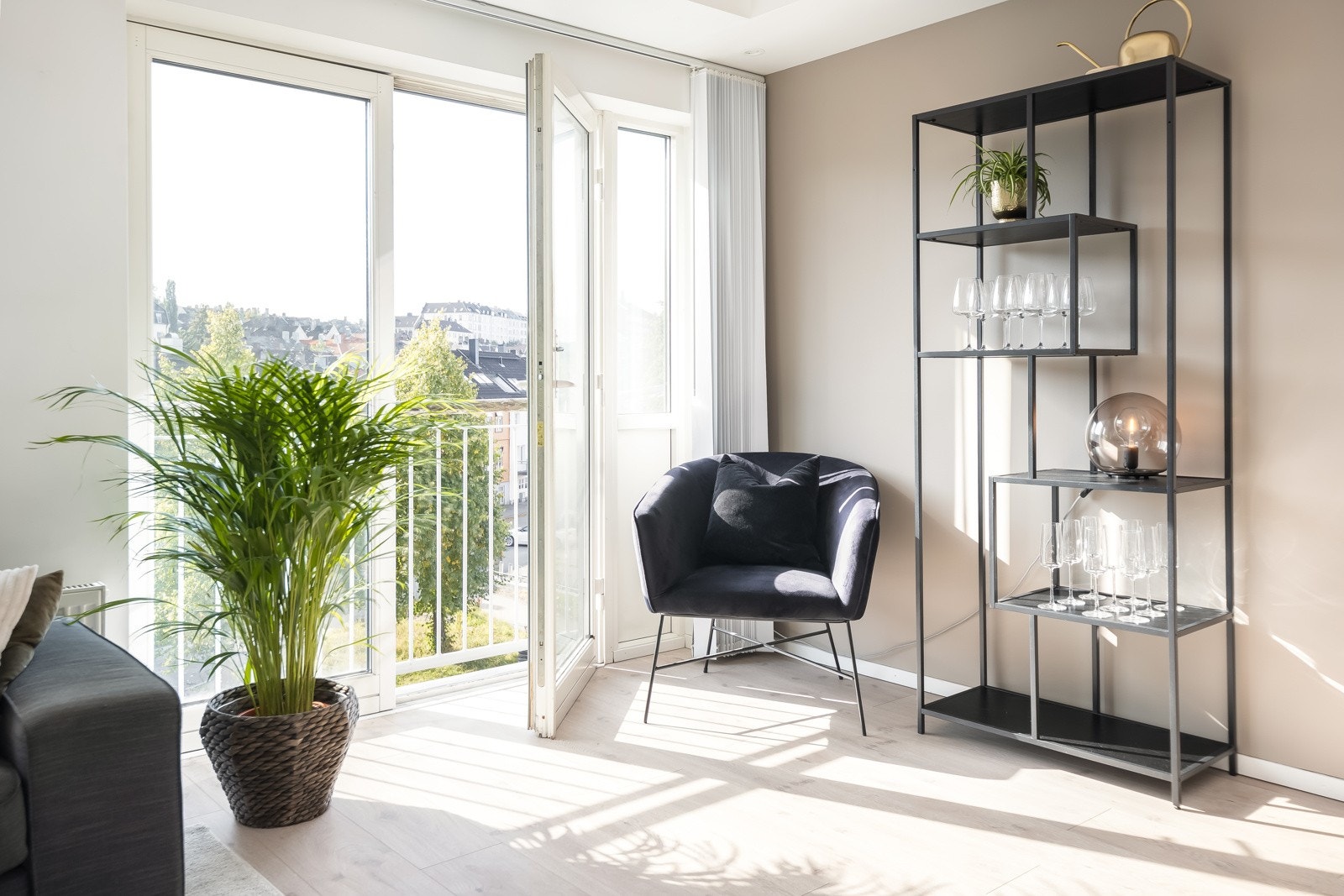 På stuen finner man samt en fransk balkong med dobbeldører som vender ut mot Innherredsveien og sør, her får man solen inn mellom ca. kl 10:00 til 17:00, sommerstid. Galleribilde