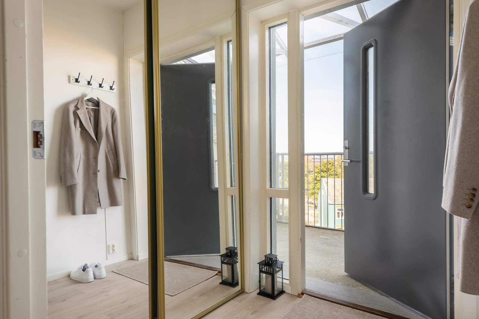 I entréen på 3 kvm finner man skyvedørsgarderobe med speilfronter. Galleribilde