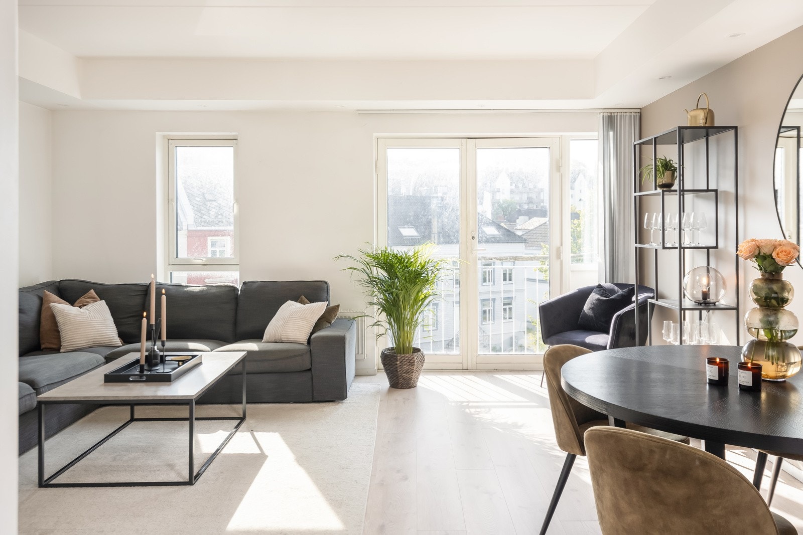Stuen er på hele 23 kvm, og har store vindusflater. De store vindusflatene slipper masse lys inn i leiligheten, og er med på å skape en trivelig atmosfære. Galleribilde