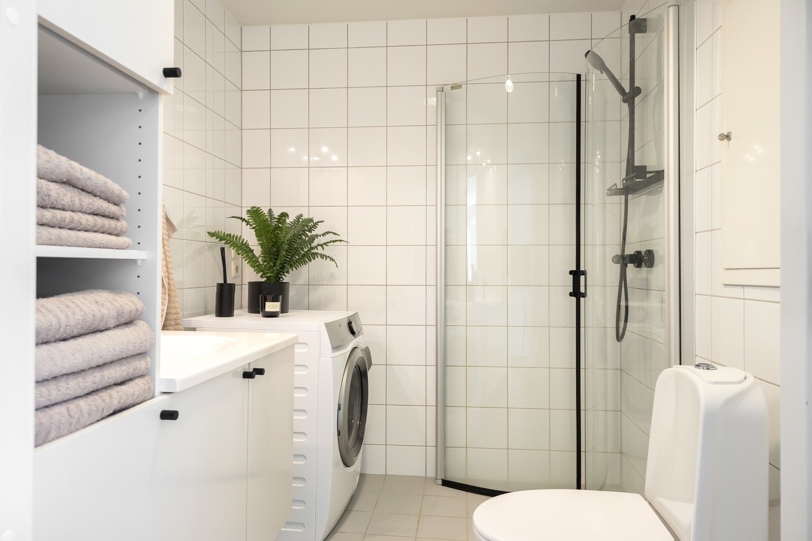 Badet er på romslige 4,3 kvm. Det ble nylig satt inn nytt dusjarmatur i matt svart samt ny servant i matt svart. Badet har flis på gulv med varmekabler, flis på vegger og malt slett himling. Galleribilde