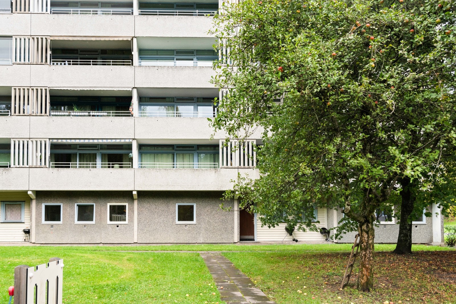 Rett utenfor blokka er det sittegrupper og lekeplass for de minste Galleribilde