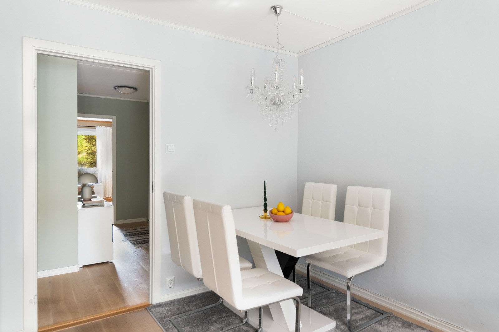 Her får du plass til blant annet en stor sofagruppe, tv-møblement og et stort spisebord. Galleribilde