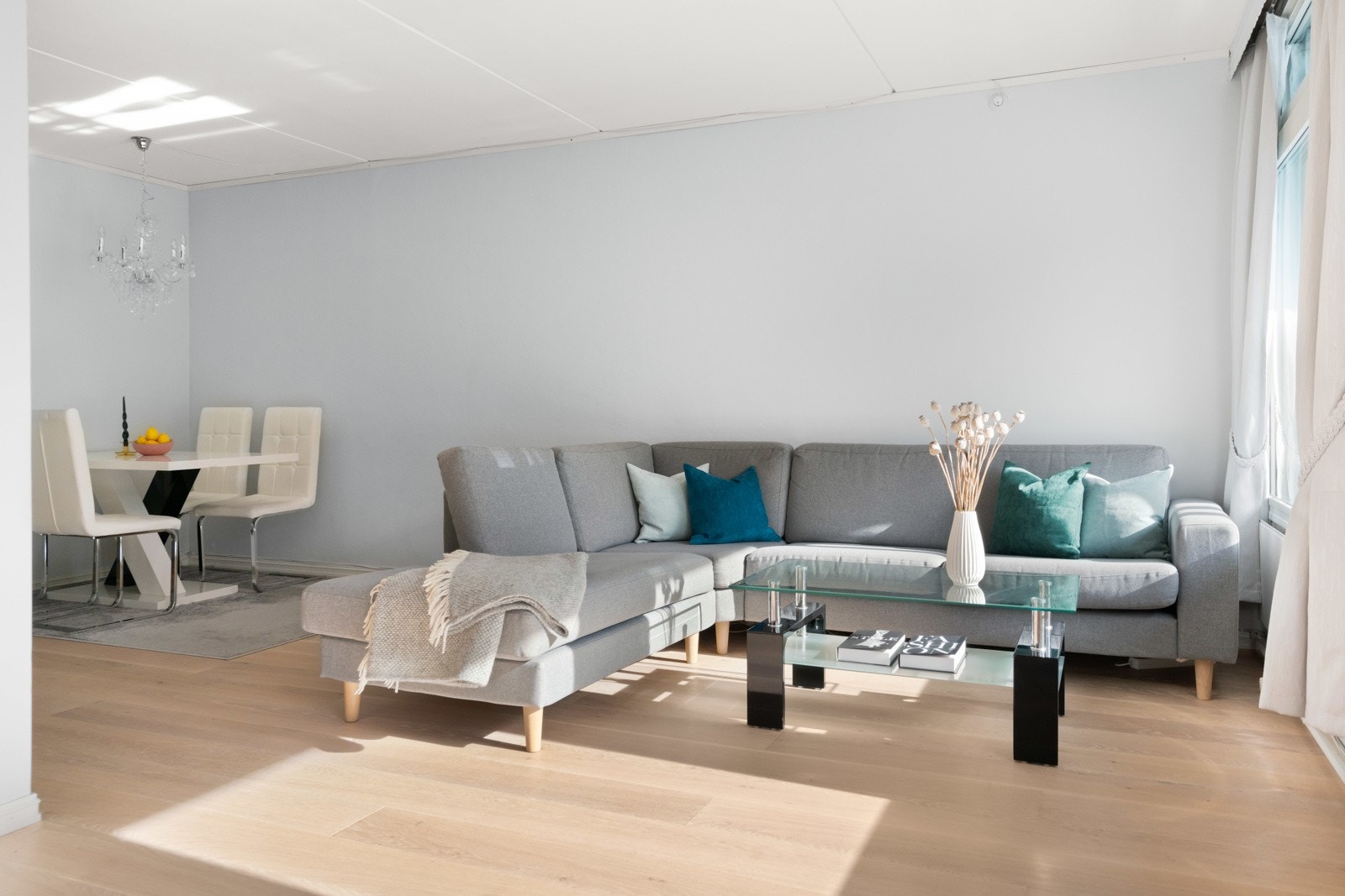 Romslig stue med rom for solid møblering. Galleribilde