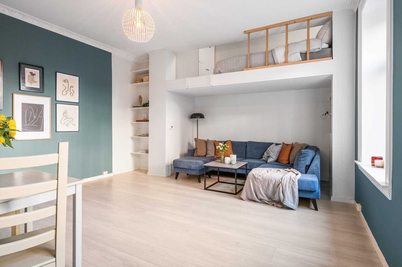 Videre er det plass til sofa, tilhørende salongbord og tv-seksjon. Overflatene er for øvrig malt i lyse og tidløse nyanser som harmonerer fint med lekker en-stavs laminat. Galleribilde