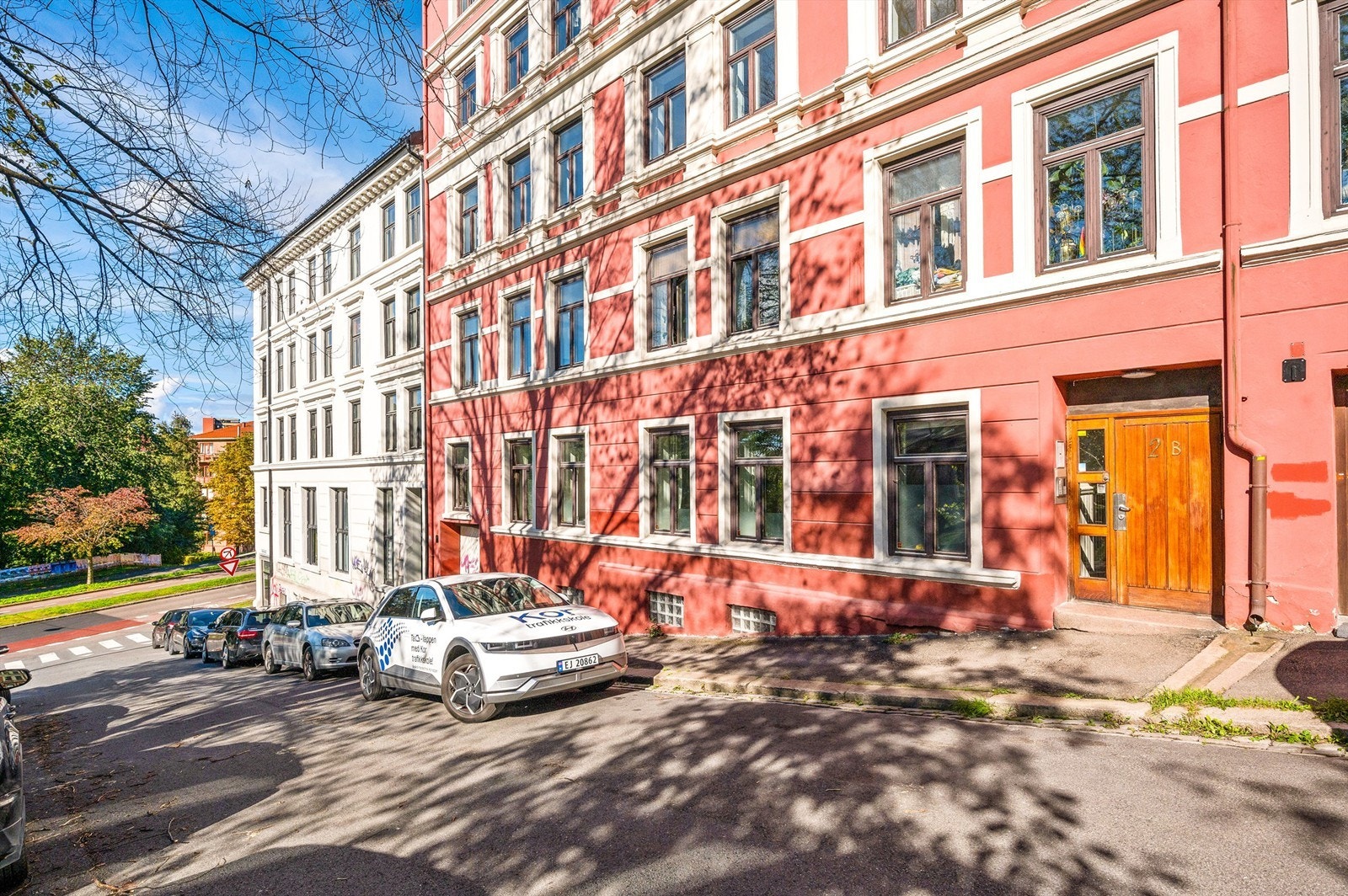 Boligen har en svært attraktiv og sentral beliggenhet på idylliske Kampen. Dette er et hyggelig boområde med eldre bygårder og små trehus, som ligger skjermet for sentrumstrafikken. Galleribilde